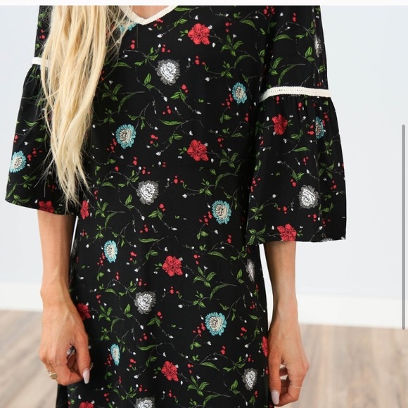 Black blue green red floral bell sleeve dress. - Picture 7 of 8